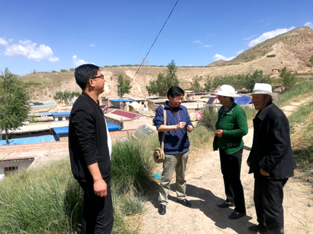 民建兰州市委主委王卫东到市委会帮扶村落实富民产业发展项目1_副本.png