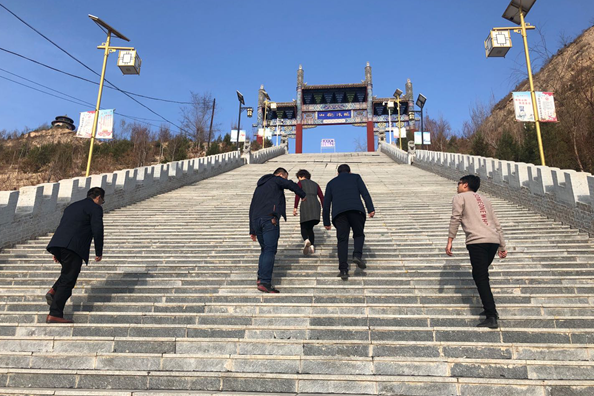 民建皋兰支部在皋兰东山森林公园组织开展了“亲近自然、保护环境”登山健身活动_副本.png